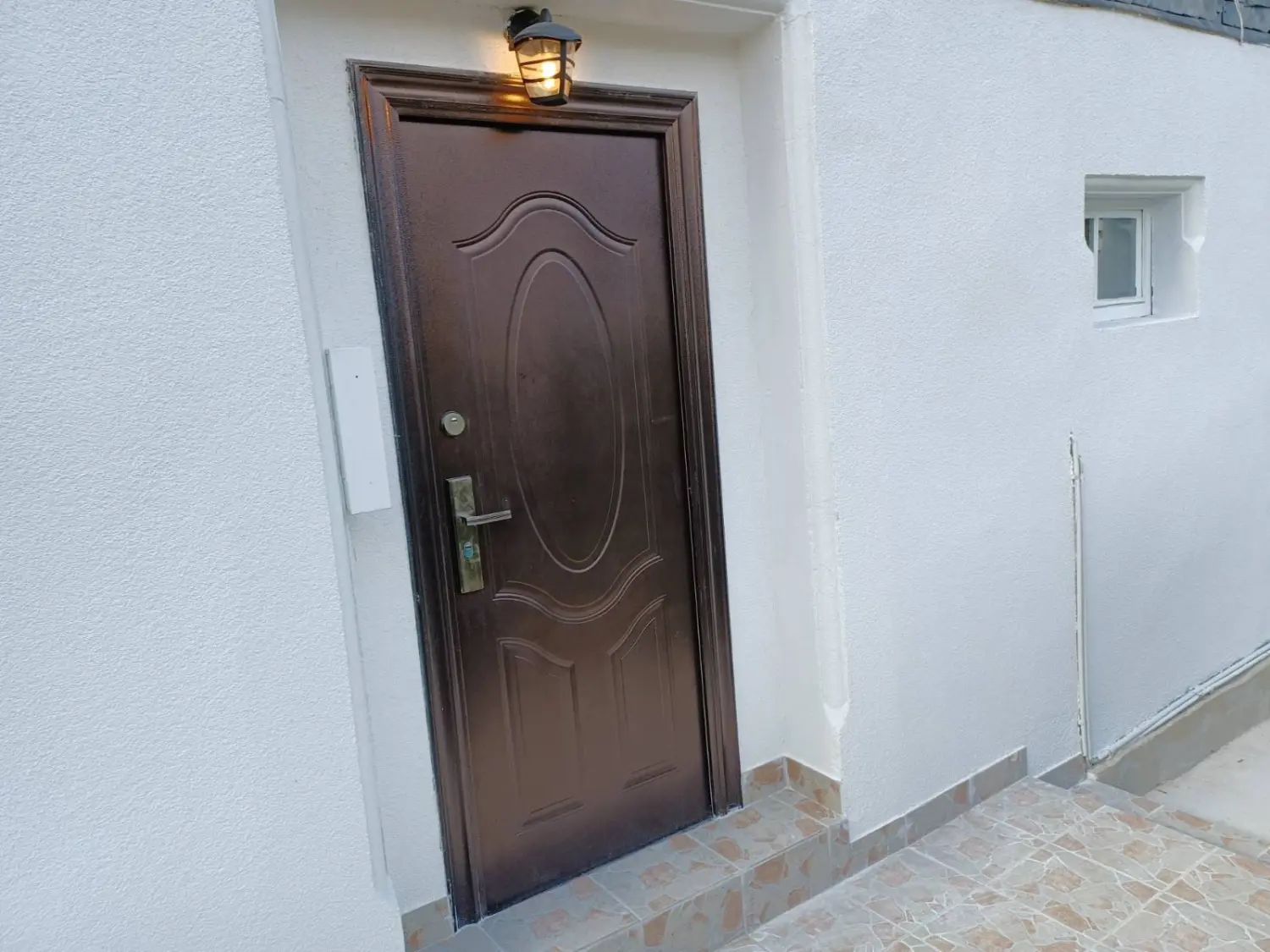 Haustür vor der Haustür von Immobilien Weitblick