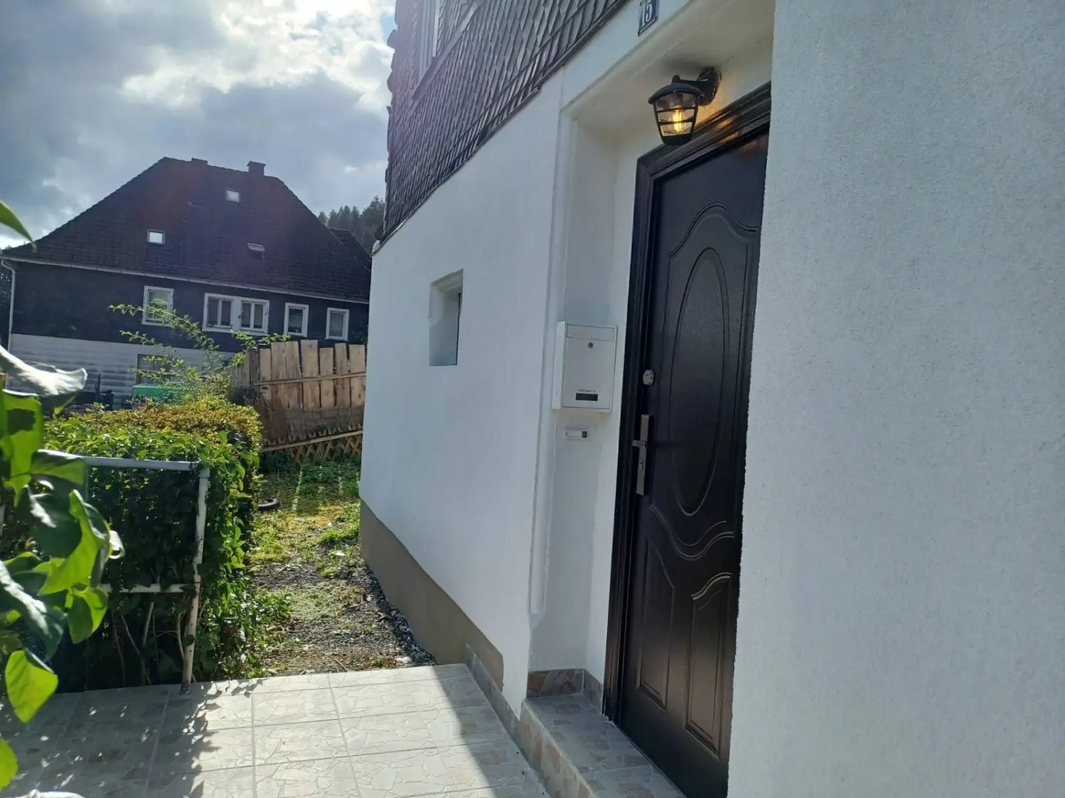 Haustür vor der Haustür von Immobilien Weitblick